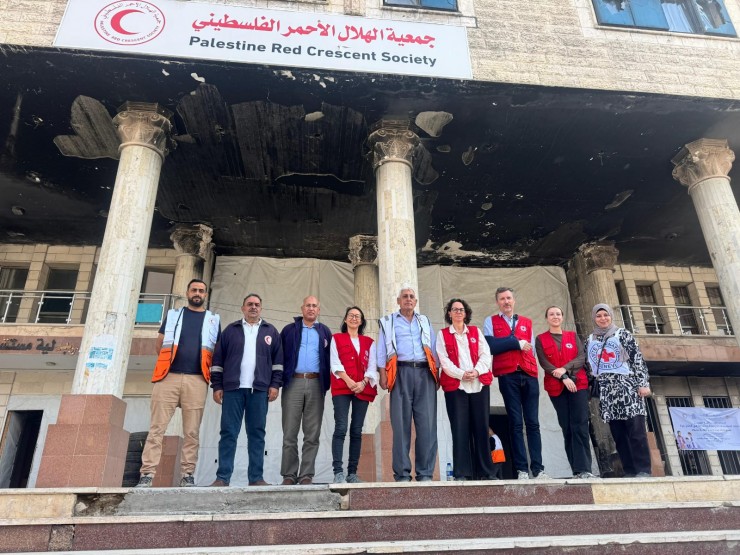 مسؤولة العمليات في جنيف ومدير بعثة الصليب الأحمر يزوران مرافق الهلال الأحمر بغزة