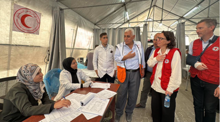 الهلال الأحمر في غزة يطلع وفدا دولياً على التحديات التي تواجه القطاع الصحي