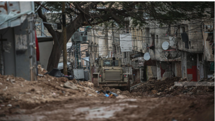 جيش الاحتلال يدفع بجرافاته نحو مخيم نور شمس وسط حصار متواصل ودمار واسع