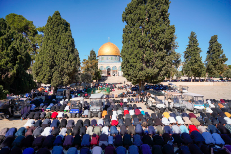 عشرات آلاف المصلين يؤدون صلاة الجمعة في الأقصى