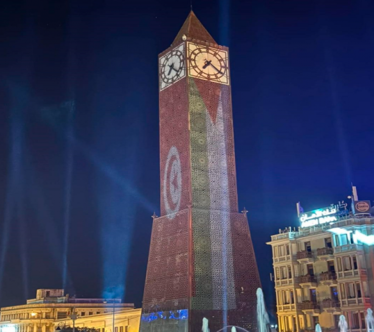 تونس: إضاءة ساحة الساعة بالعلمين الفلسطيني والتونسي