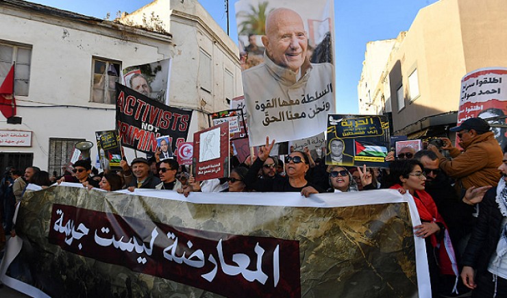 تحت شعار المعارضة ليست جريمة مطالبين بالإفراج عن النشطاء المعتقلين في تونس