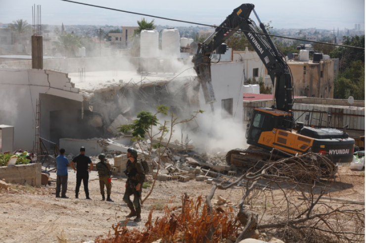 قوات الاحتلال تهدم منازل مأهولة غرب يطا
