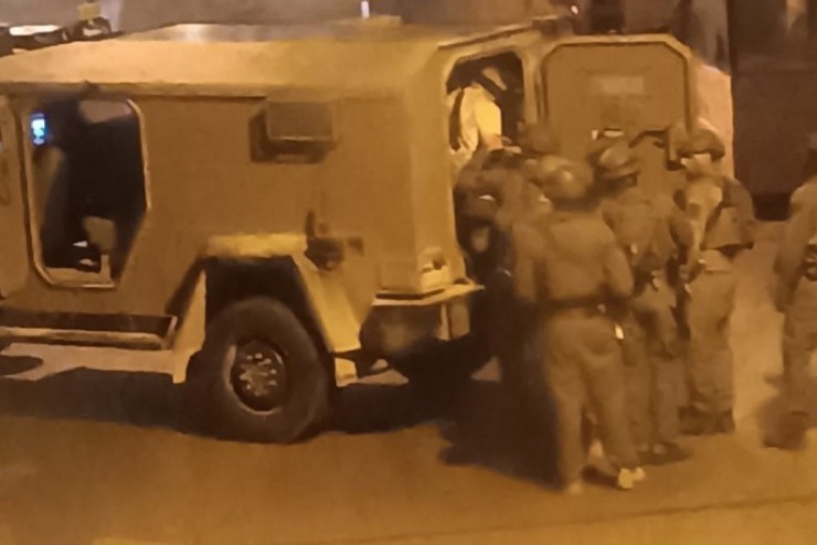 الاحتلال يعتقل نحو 20 مواطنًا من بيت أمر ويستولي على مصاغ ذهبي