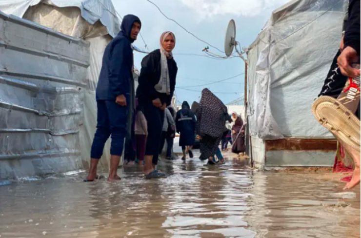 مياه الأمطار تجتاح خيام النازحين في غزة