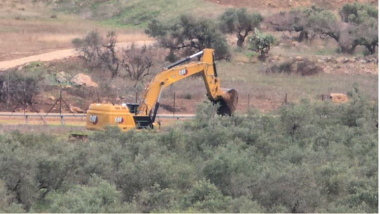 قوات الاحتلال تقتلع نحو 400 شجرة زيتون ويجرف 35 دونمًا من أراضي بدرس غرب رام الله