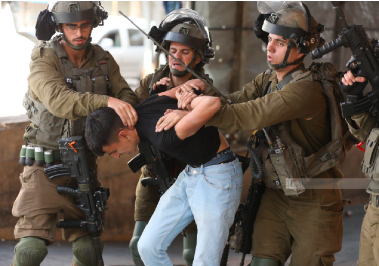 قوات الاحتلال تعتقل مواطنين خلال اقتحامهم وسط الخليل