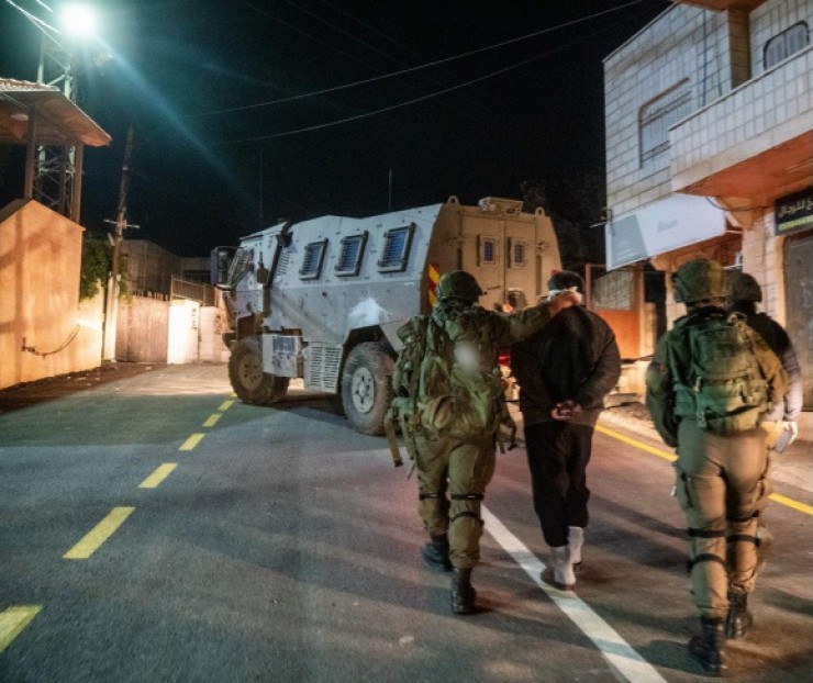 الاحتلال يعلن اعتقال أكثر من 40 مواطناً في الضفة ومصادرة أموال وأسلحة