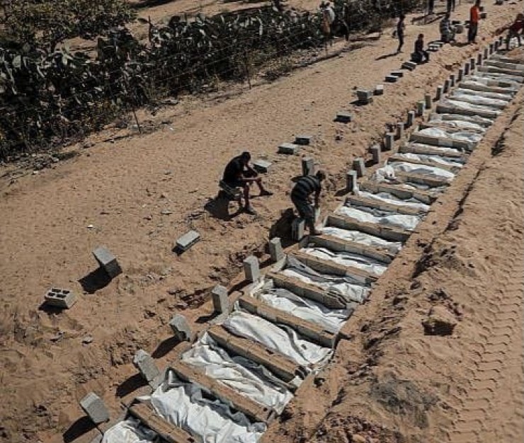 الدفاع المدني: نقلنا جثامين 94 شهيدا من مقبرة الصحابة