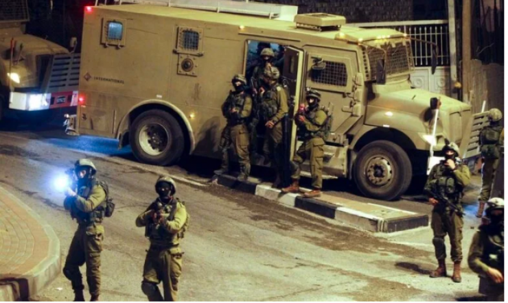 جيش الاحتلال ينتشر بشكل مكثف وسط طولكرم ويقتحم شويكة وعنبتا وكفر اللبد ويعتقل أسيرا محررا