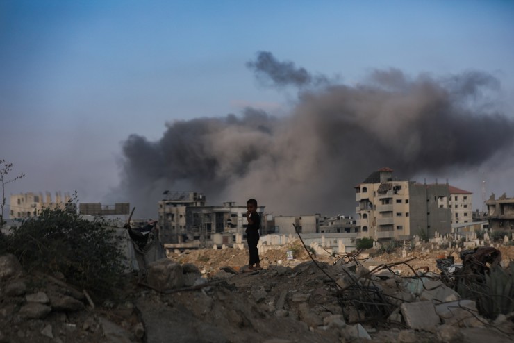 غارات وقصف ونسف متواصل يستهدف مناطق واسعة بقطاع غزة