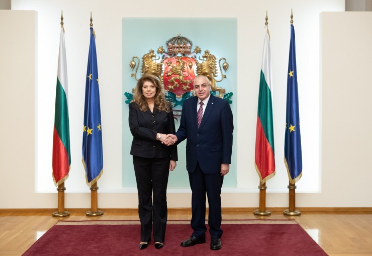 السفير أنور الأغا يقدم أوراق اعتماده إلى رئيسة بلغاريا سفيرا فوق العادة ومفوضا لدولة فلسطين