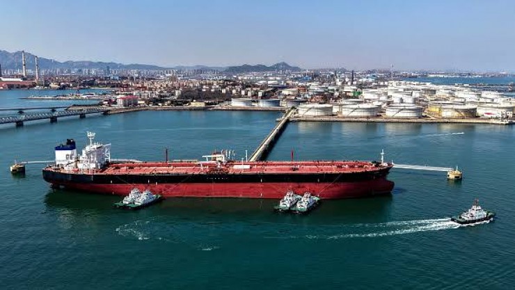 بعد إعلان ترامب حصار الموانئ الإيرانية.. أسعار النفط تتجاوز الـ 100 دولار