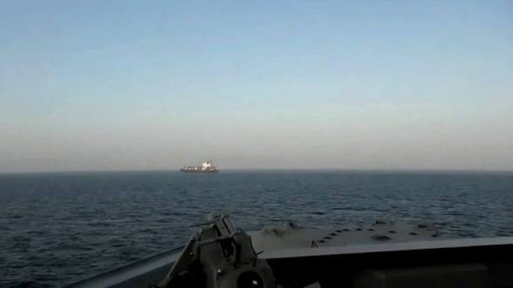 واشنطن تعلن احتجاز سفينة إيرانية وطهران تتوعد بالرد