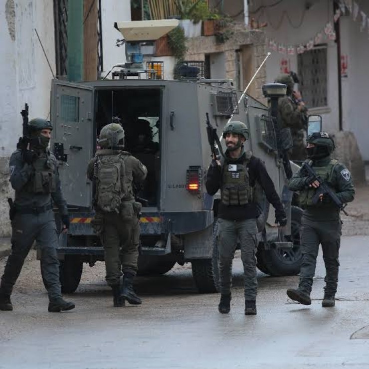 الاحتلال يغلق شارعاً في جبع جنوب جنين بالسواتر الترابية