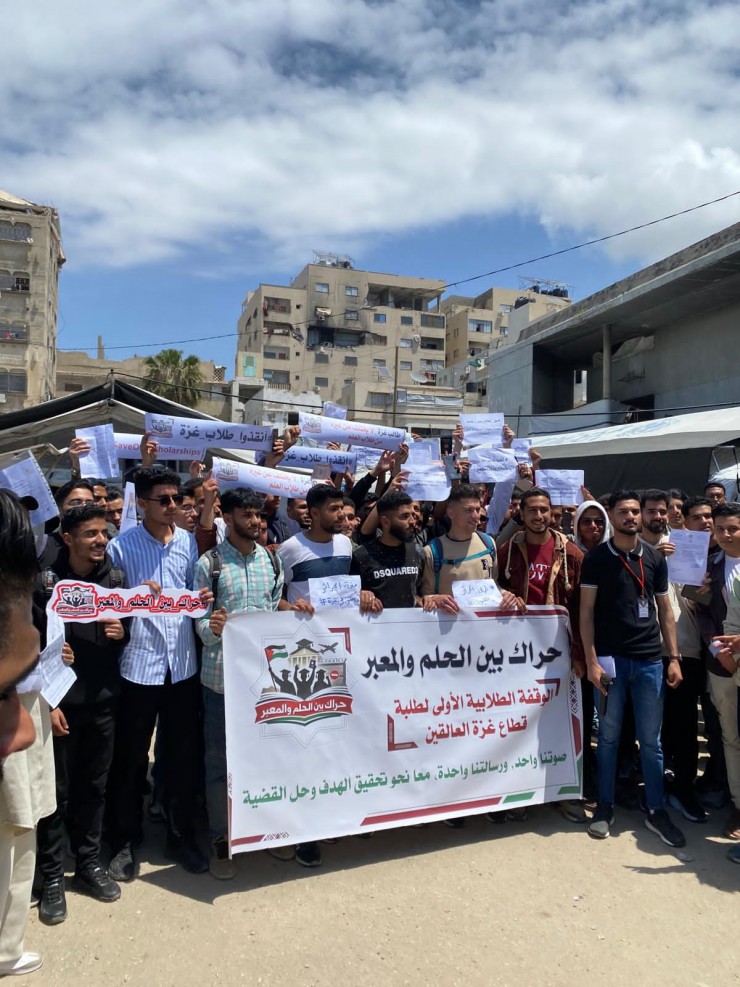 طلاب غزة بين الحلم والمعبر: أكثر من ألف طالب يطالبون بالسفر لاستكمال تعليمهم (صور) 