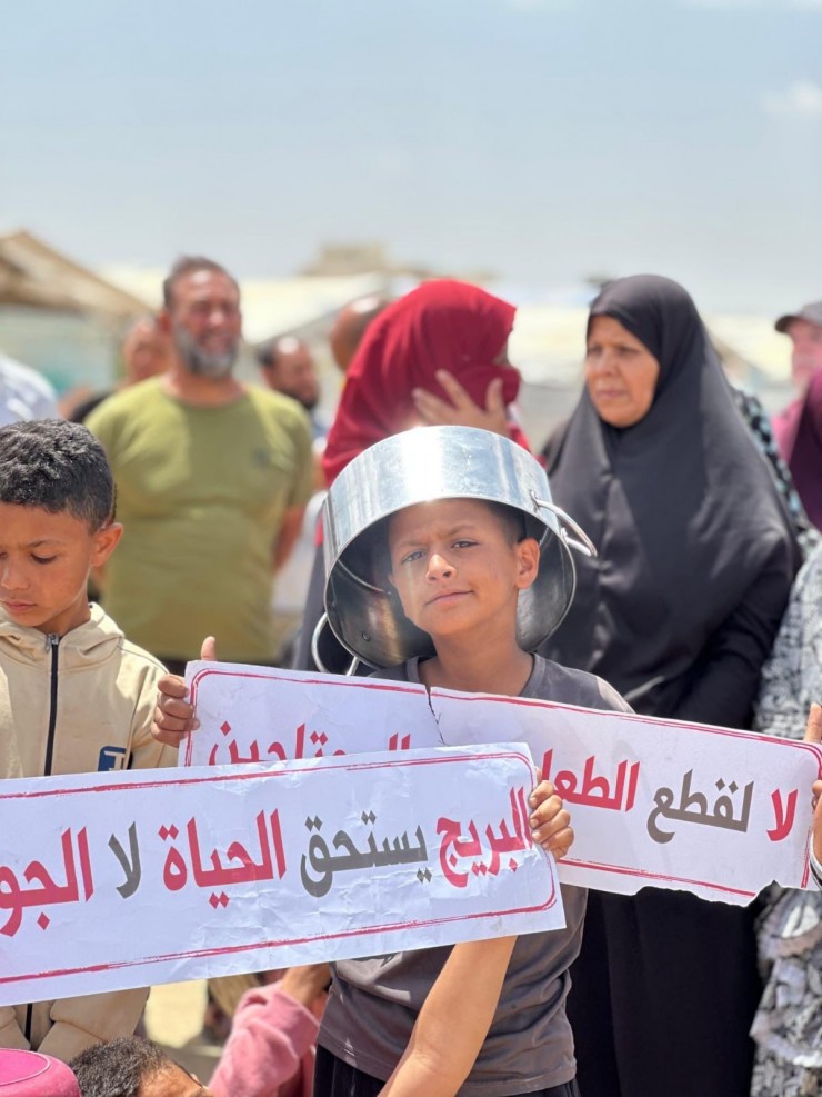 أطفال البريج يرفعون الأواني الفارغة في وقفة احتجاجية ضد الجوع