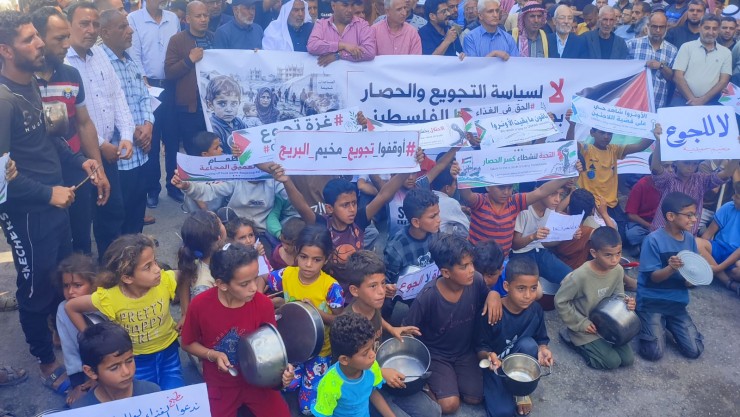 وقفة جماهيرية تطالب بفك الحصار ودعم الأونروا واستمرار الإغاثة