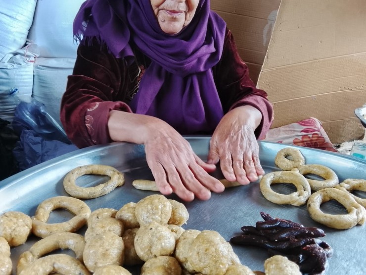 تقرير: بين رائحة الكعك ووجع الفقد… أم تصنع فرحة العيد على روح شهدائها