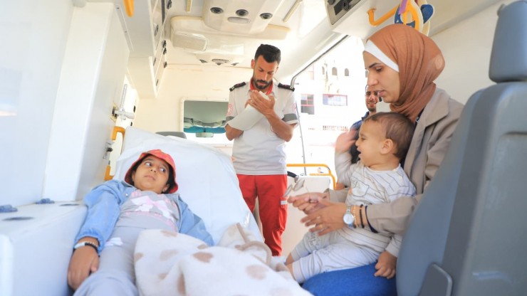 الهلال الأحمر: إجلاء 27 مريضاً و43 مرافقاً من غزة عبر معبر رفح