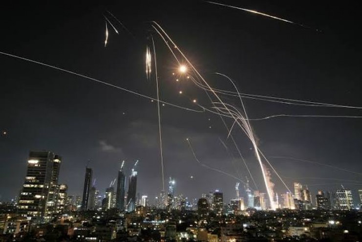 إيران تدخل المواجهة مباشرة بإطلاق صواريخ على إسرائيل