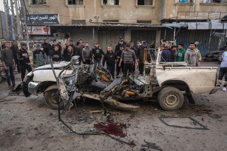 شهيدان وإصابات بقصف إسرائيلي استهدف مركبات في خان يونس وغزة