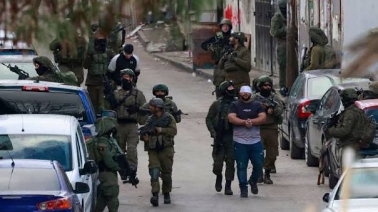 اعتقال 19 فلسطينياً خلال حملة مداهمات واقتحامات واسعة بالضفة الغربية 