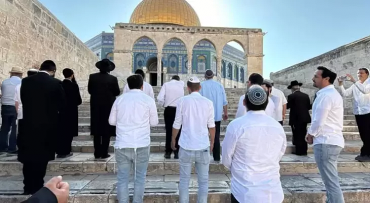 عشرات المستوطنين يؤدون طقوسًا تلمودية في المسجد الأقصى