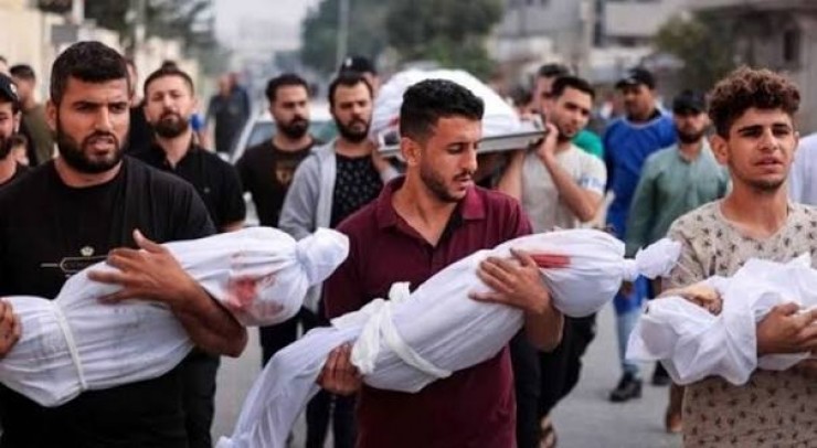 الدفاع المدني بغزة ينقل رفات 40 شهيداً بعد تجريف الاحتلال لمقبرة الشيخ رضوان