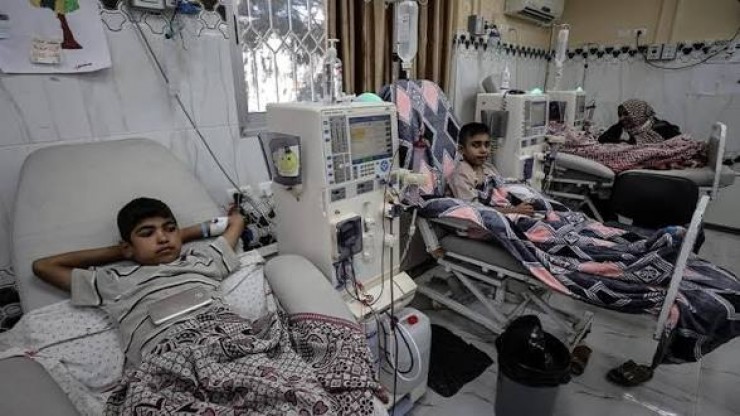 تقرير خاص: خيارات أحلاها مُرّ.. كيف يواجه أطباء غزة أزمة نفاد مادة أساسية للغسيل الكلوي؟