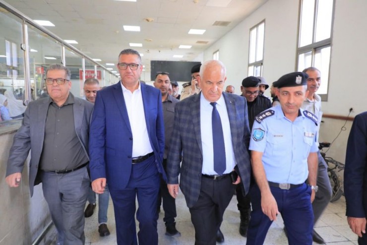 وزير الداخلية يتفقد معبر الكرامة ويوجه بتحسين الخدمات وتسهيل سفر المواطنين