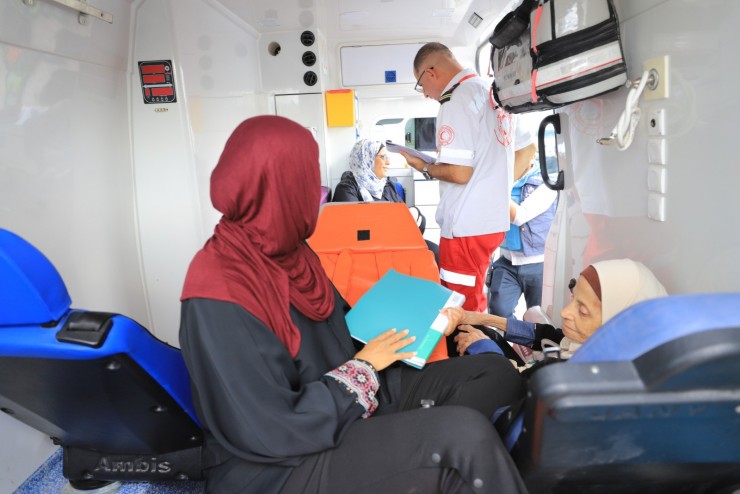 الهلال الأحمر يُجلي 36 مريضاً من غزة للعلاج بالخارج عبر معبر رفح