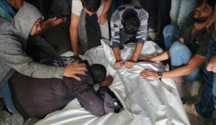 استشهاد 3 فلسطينيين من عائلة واحدة بغارة إسرائيلية في دير البلح