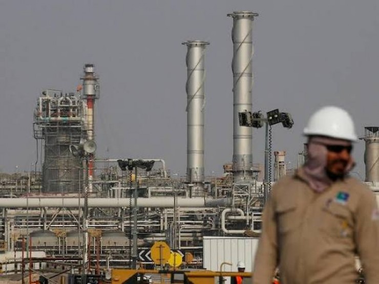 الحوثيون يهددون باستهداف المنشآت النفطية التابعة للرياض