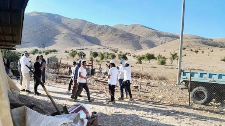 عدوان المستوطنين يتصاعد بالضفة... إقامة بؤرتين جديدتين وإحراق شاحنة