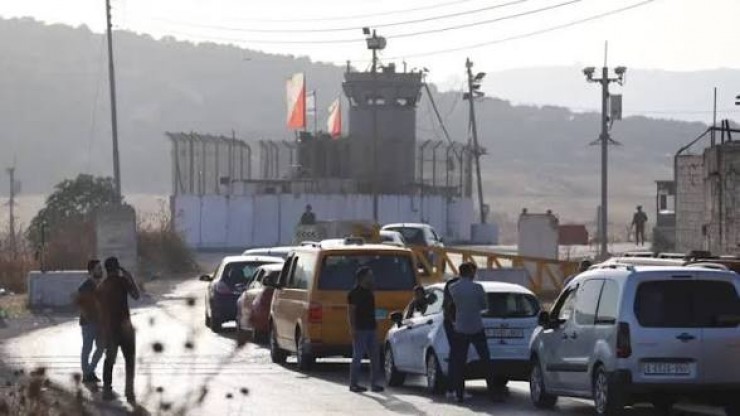 بعد إغلاق الاحتلال الحواجز: سيدتان تضطران للولادة داخل مركبتين في محيط مدينة نابلس