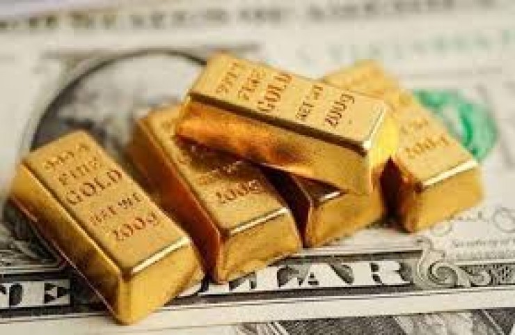 الذهب يتراجع مع صعود الدولار والنفط يهبط بأكثر من دولار