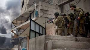 نابلس : 3 إصابات بالرصاص الحي واعتقالات بعد اقتحام الاحتلال مخيم عسكر الجديد