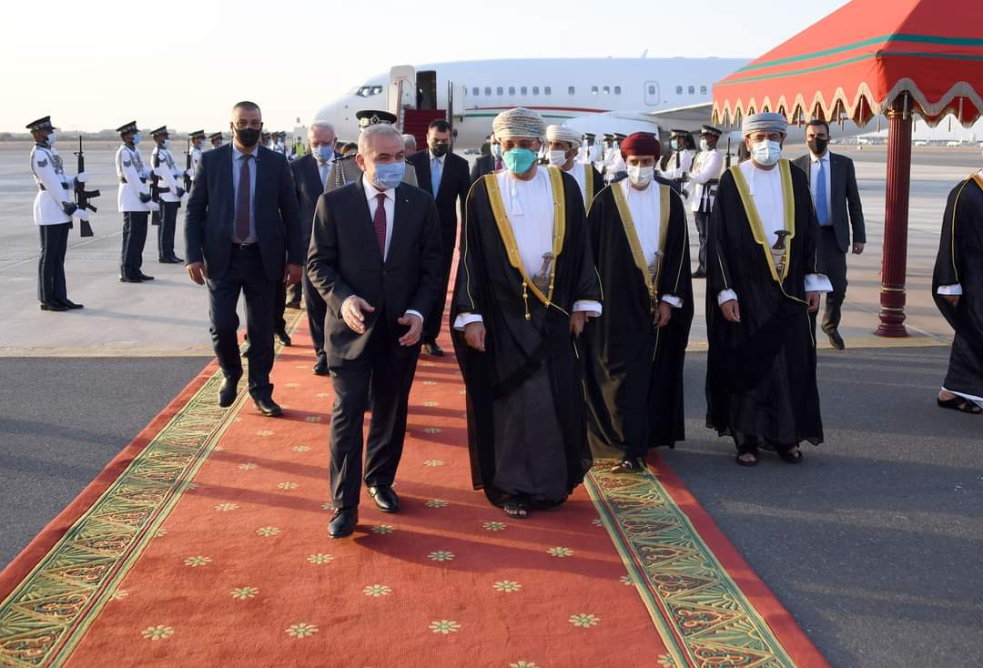 اشتية يصل العاصمة العُمانية مسقط في زيارة رسمية (صور)