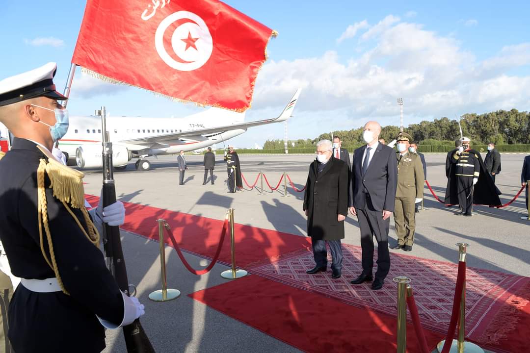 الرئيس عباس يصل تونس في زيارة دولة
