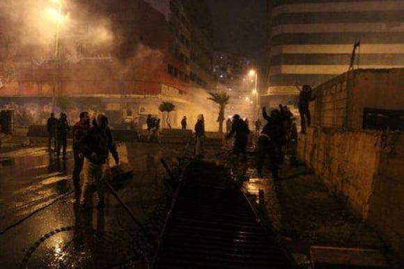 لبنان.. قوات الأمن تشتبك مع محتجين على قرار الحظر والإغلاق