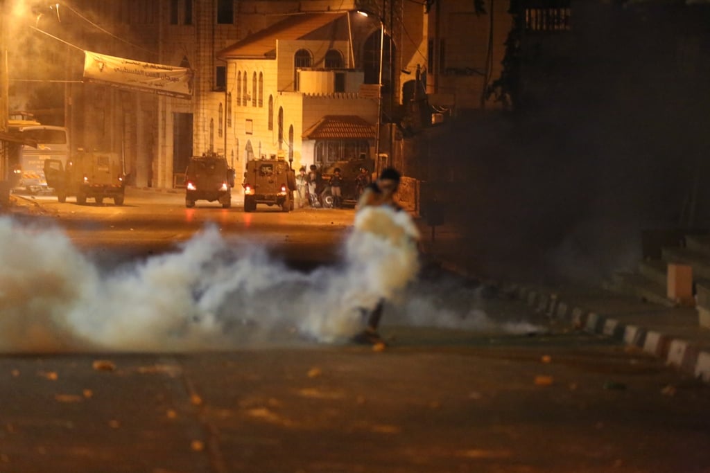 جنين: إصابة بالرصاص الحي وحالات اختناق في مواجهات مع الاحتلال قرب حاجز الجلمة