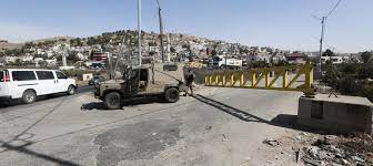 الاحتلال يغلق مدخل عابود شمال غرب رام الله