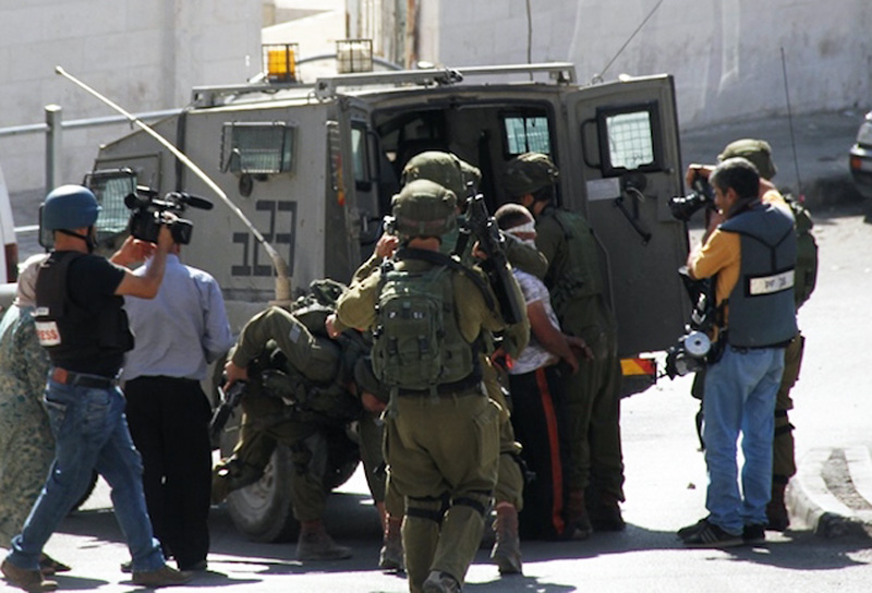 القدس: الاحتلال الإسرائيلي يعتقل شابا من مخيم قلنديا