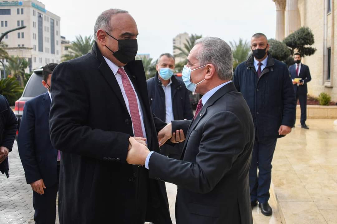 شاهد- رئيس الوزراء الفلسطيني يستقبل نظيره الأردني
