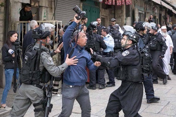 إصابة 4 مواطنين بينهم صحفية إثر قمع الاحتلال مشاركين في مؤتمر صحفي في القدس