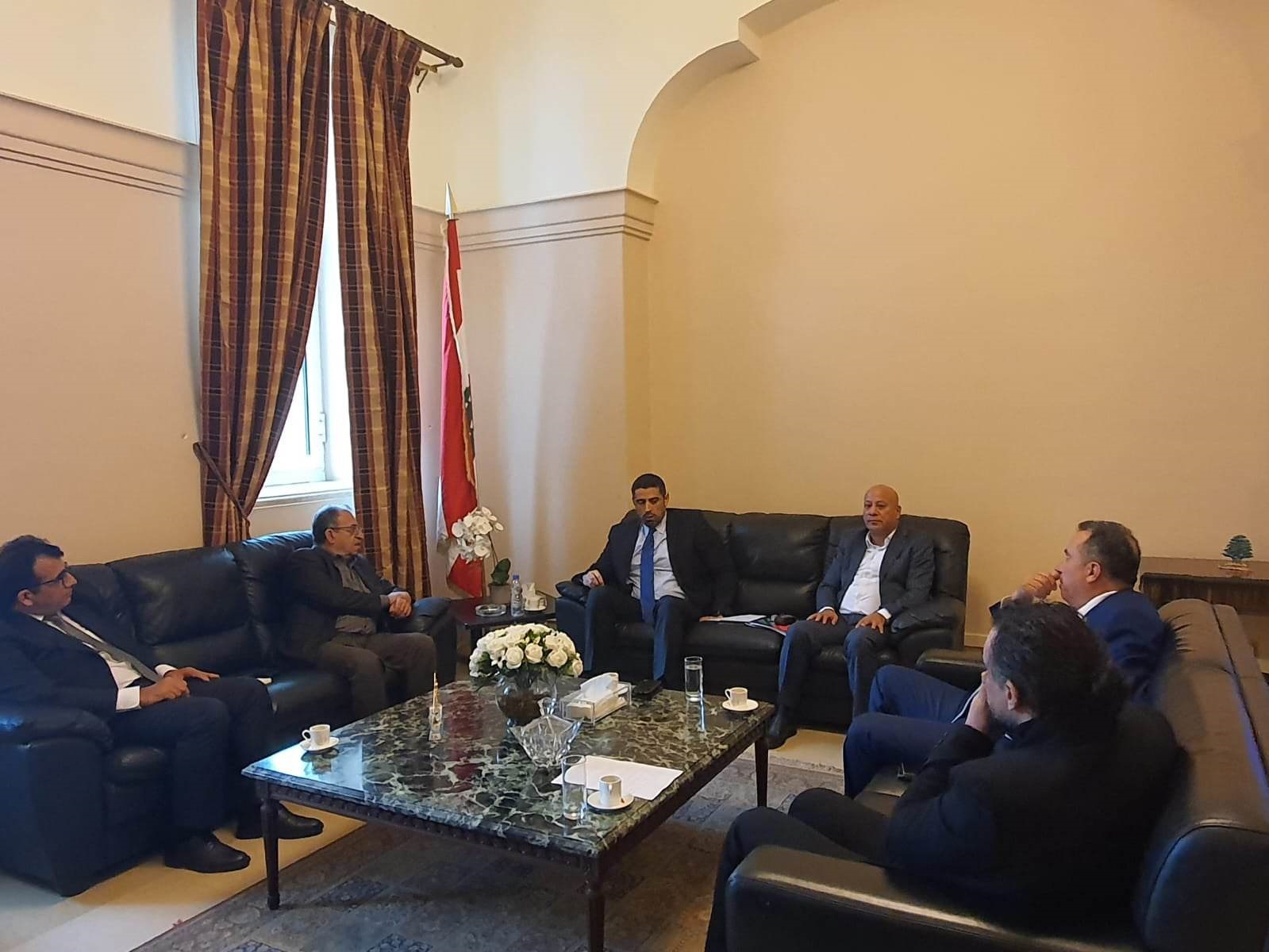 أبو هولي يبحث مع رئيس لجنة الحوار اللبناني الفلسطيني أزمة الأونروا المالية وتعزيز التشاور في قضايا اللاجئين