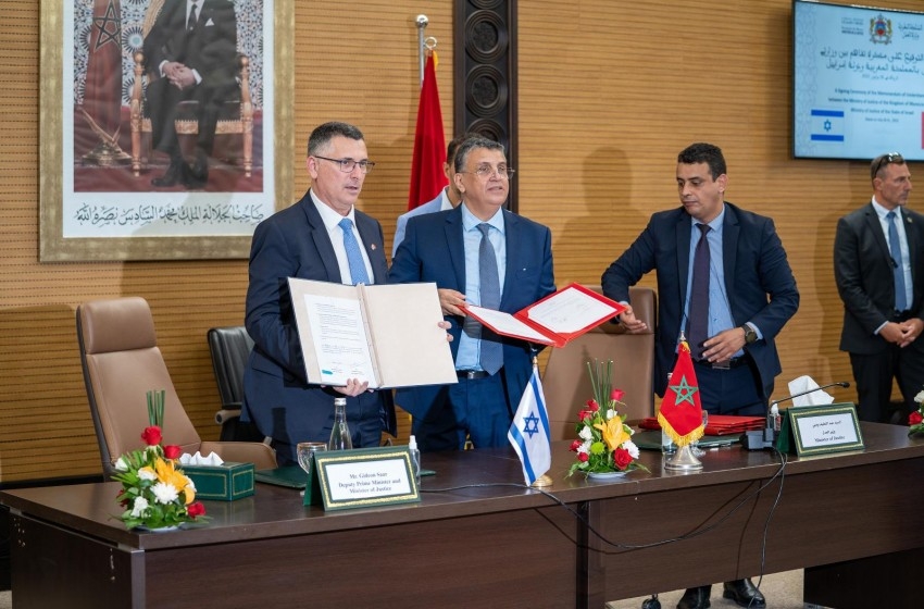 وزير القضاء الإسرائيلي يوقع مع نظيره المغربي اتفاق تعاون قضائي