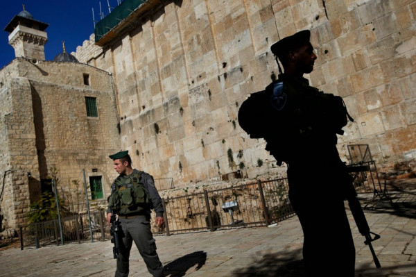 الخليل: قوات الاحتلال الإسرائيلي تهدم جدار منزل قرب الحرم الإبراهيمي 