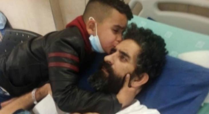 الأسير هشام أبو هواش يلتقي بطفله لأول مرة منذ إضرابه عن الطعام